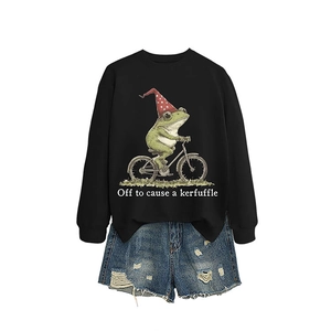 Sweat noir avec imprimé grenouille amusant et short en jean bleu à effet déchiré