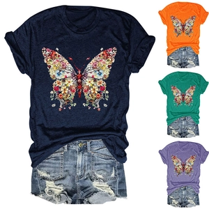 Détail d'un T-shirt à col rond avec motif papillon floral et choix de couleurs variées