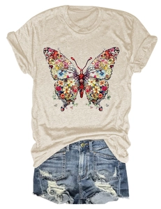 Détail de l'imprimé papillon fleuri sur t-shirt avoine et short en jean bleu usé