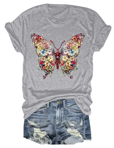 Gros plan de l'imprimé papillon floral sur un t-shirt gris à col rond et manches