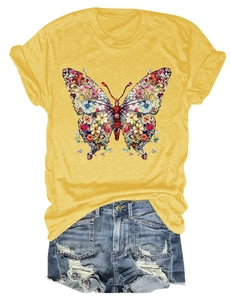 Détail de l'imprimé papillon fleuri sur t-shirt jaune avec short en jean