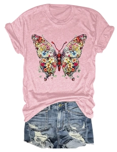 T-shirt rose pour femme avec imprimé papillon floral et short en jean sur fond blanc