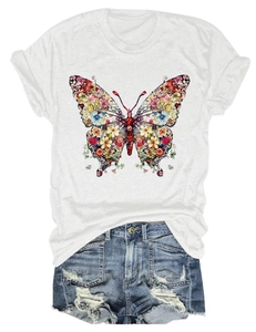Vue à plat d'un T-shirt blanc à col rond avec un imprimé papillon fleuri et coloré