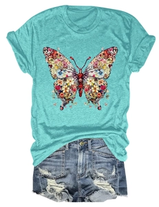 Détail de l'imprimé fleuri papillon coloré sur un t-shirt décontracté bleu turquoise