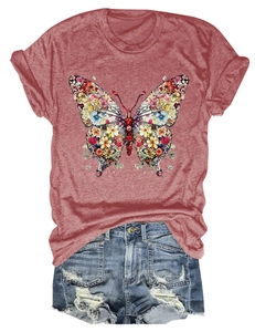 Vue à plat du t-shirt terre cuite avec imprimé papillon floral coloré et col rond doux