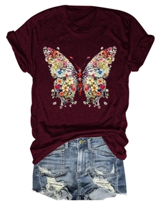 Détail de l'imprimé papillon floral sur T-shirt rouge bordeaux et short en jean bleu