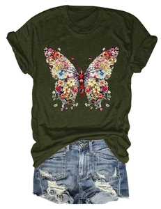 Mise à plat d'un t-shirt vert avec imprimé papillon floral coloré et short en jean