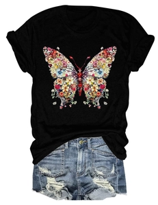 Détail de l'imprimé papillon floral sur un t-shirt noir à manches courtes pour femmes