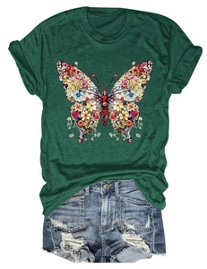 Gros plan sur l'imprimé papillon fleuri d'un t-shirt vert foncé avec short en jean