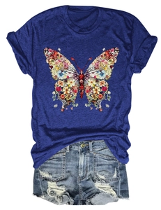 Détail de l'imprimé papillon fleuri sur t-shirt bleu marine et short en jean