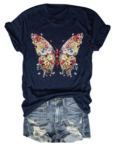 Vue détaillée de l'imprimé papillon fleuri sur un t-shirt bleu marine à manches courtes