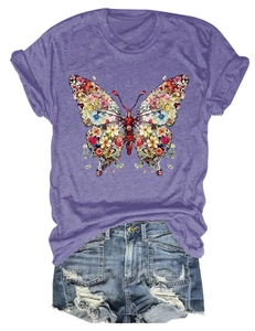 Détail du t-shirt violet à manches courtes avec imprimé papillon floral et texture chinée