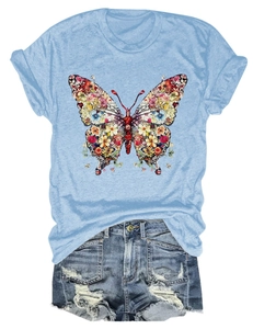 Détail de l'imprimé papillon floral sur un t-shirt femme bleu clair à manches courtes
