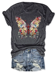 Détail du t-shirt gris à col rond avec motif papillon fleuri et texture douce
