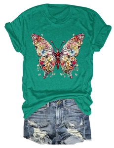 Détail à plat d'un t-shirt vert chiné avec un imprimé graphique de papillon floral