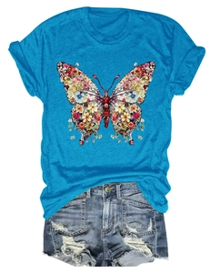 Détail de l'imprimé papillon fleuri sur t-shirt bleu ciel et short en jean délavé