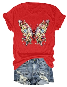 Détail de l'imprimé papillon fleuri rouge sur un t-shirt avec un short en jean