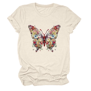 Détail de l'imprimé papillon floral sur un t-shirt beige à col rond et manches courtes