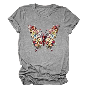 Détail de l'imprimé papillon floral coloré sur un t-shirt gris à manches courtes et col rond