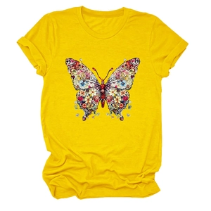 Détail de l'imprimé papillon floral sur le t-shirt jaune vif à col rond et manches courtes