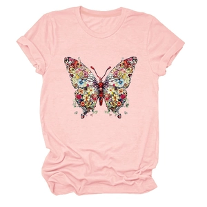 Gros plan sur l'imprimé papillon fleuri d'un t-shirt rose à col rond et manches courtes