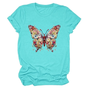 Détail de l'imprimé papillon fleuri sur un t-shirt turquoise à col rond en coton