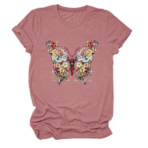 Détail de l'imprimé papillon floral sur un t-shirt mauve à manches courtes et col rond