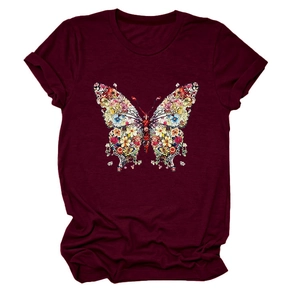 Détail de l'imprimé papillon fleuri sur un T-shirt bordeaux à manches courtes et col rond