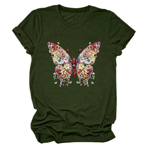 Détail de l'imprimé papillon floral vibrant sur un t-shirt vert foncé à manches courtes