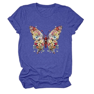 Gros plan sur l'imprimé papillon floral d'un t-shirt violet texturé à col rond et manches