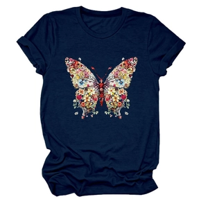 Détail de l'imprimé papillon fleuri sur un T-shirt bleu marine à manches courtes