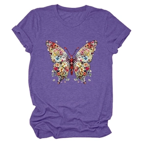 Détail de l'imprimé papillon fleuri coloré sur le tissu d'un t-shirt violet à col rond