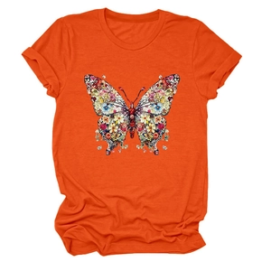 Détail du t-shirt orange vif montrant le motif floral vibrant en forme de papillon