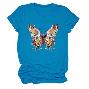 Détail d'un t-shirt bleu clair avec imprimé papillon fleuri et bord de manche roulé