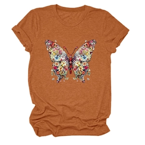 Détail de l'imprimé papillon floral sur un t-shirt rouge rouille à manches courtes