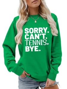 Details des hellgrünen Tennis-Sweatshirts mit Rippstrick-Ausschnitt und weißem Aufdruck