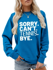 Detailansicht der Rippbündchen und des weißen Buchstabendrucks auf dem blauen Tennis-Sweatshirt