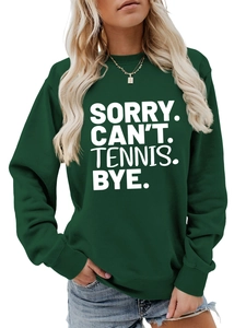Detail eines dunkelgrünen Sweatshirts mit weißem Aufdruck SORRY CAN'T TENNIS BYE
