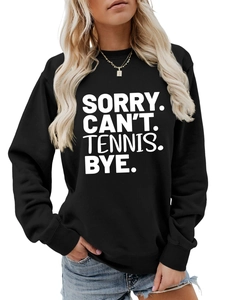 Detailansicht des gerippten Rundhalsausschnitts und weißen Drucks auf dem schwarzen Sweatshirt
