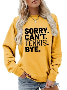 Detailansicht des gelben Sweatshirts mit schwarzem Sorry Can't Tennis Bye Schriftzug
