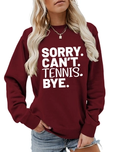Detail eines burgunderfarbenen Tennis-Sweatshirts mit weißem SORRY CAN'T TENNIS BYE Aufdruck