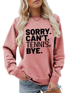 Detail eines rosa Sweatshirts mit SORRY CAN'T TENNIS Aufdruck und Rippbündchen