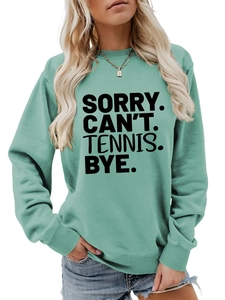Detailansicht des mintgrünen Sweatshirts mit schwarzem SORRY CAN'T TENNIS Aufdruck
