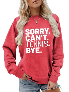 Detailansicht des SORRY CAN'T TENNIS Aufdrucks auf rotem Rundhals-Sweatshirt