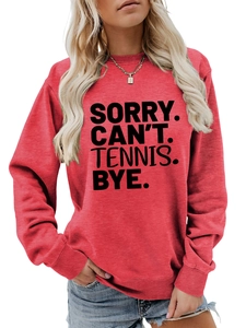 Detail eines roten Sweatshirts mit SORRY CAN'T TENNIS Aufdruck und Rippbündchen