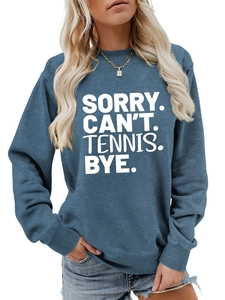 Detail des Sorry Can't Tennis Aufdrucks auf dem dunkelgrauen Rundhals-Sweatshirt