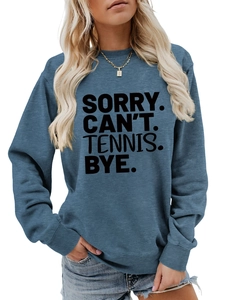 Detailaufnahme des SORRY CAN'T TENNIS Textdrucks auf einem blauen Baumwoll-Sweatshirt