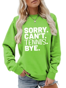 Detail des weißen SORRY CAN'T TENNIS BYE Textes auf grünem Rundhals-Sweatshirt Stoff