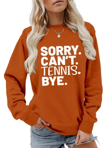 Detail von Sorry Can't Tennis Spruch auf orangefarbenem Sweatshirt mit Rippbündchen