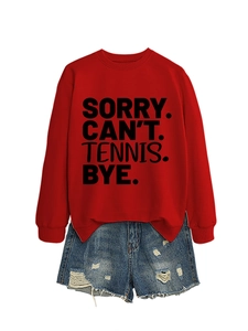 Nahaufnahme von rotem Sweatshirt mit Aufdruck und zerrissenen Denim-Shorts Outfit